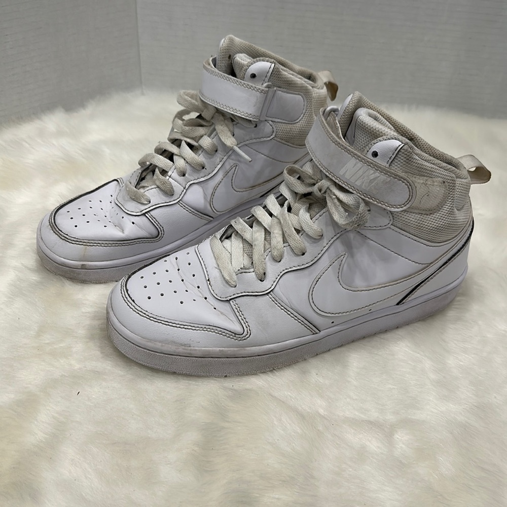 Nike 🏀 Court Borough Mid 2, Kids Size 7Y (fits woman’s 8.5)
